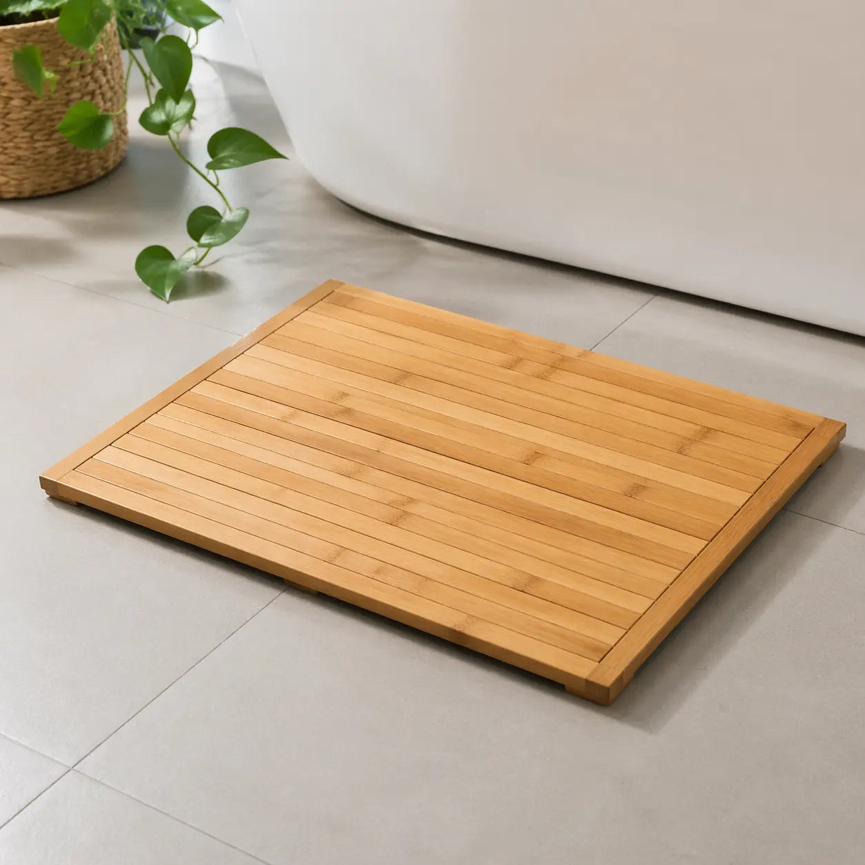 Collection de tapis de bain en bois naturels, élégants et antidérapants, apportant un style moderne et une touche chaleureuse à la salle de bain.